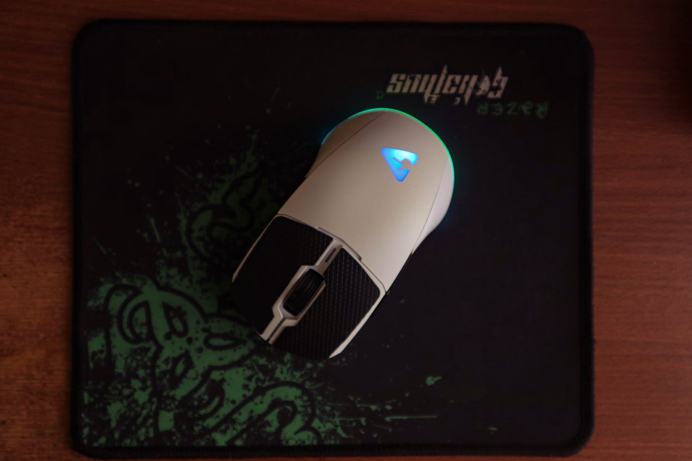 Mouse gaming ergonomico su tappetino Mouse gaming appoggiato su tappetino durante una sessione di gioco