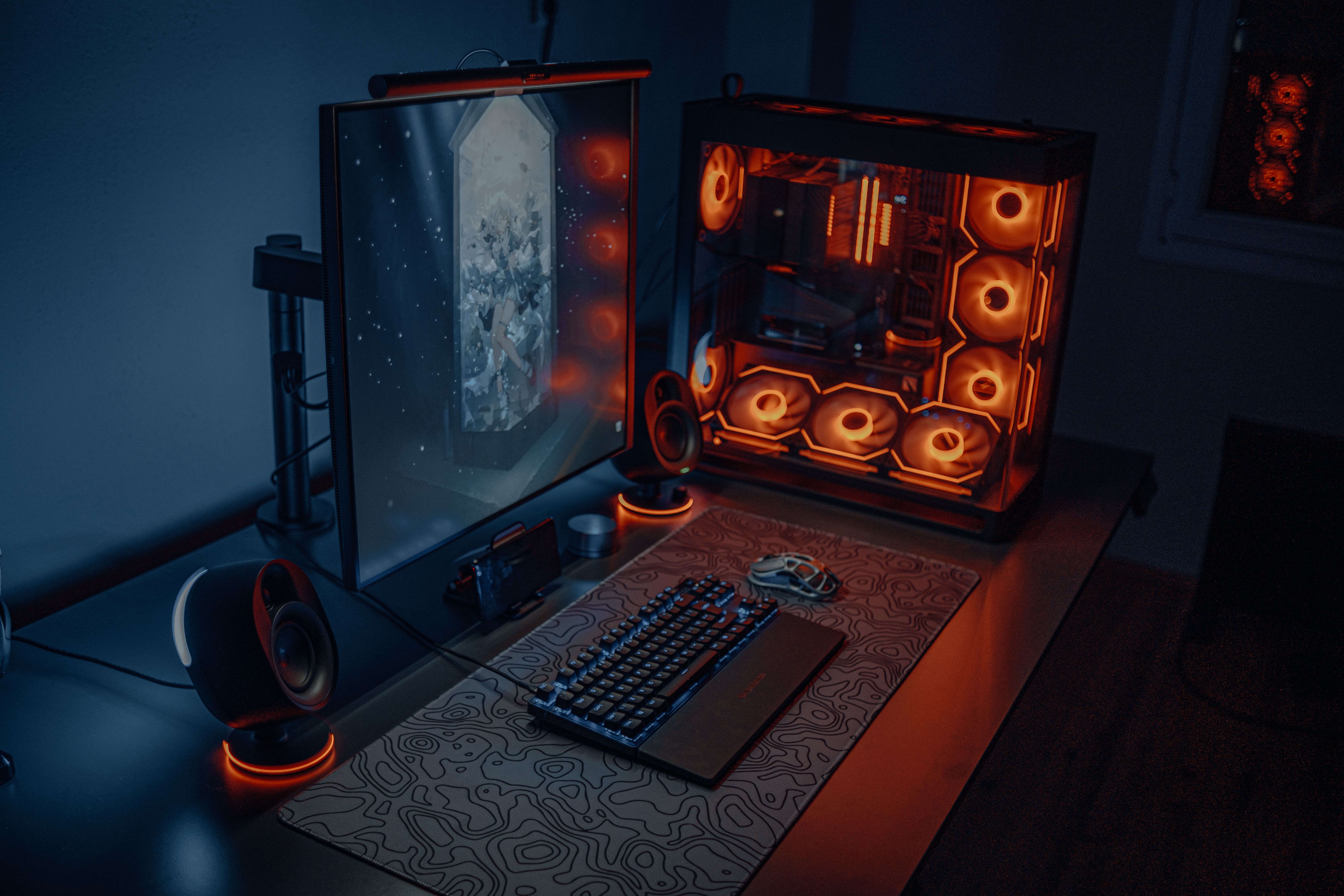 Hardware PC gaming e monitor PC gaming con illuminazione RGB, monitor e periferiche su scrivania moderna