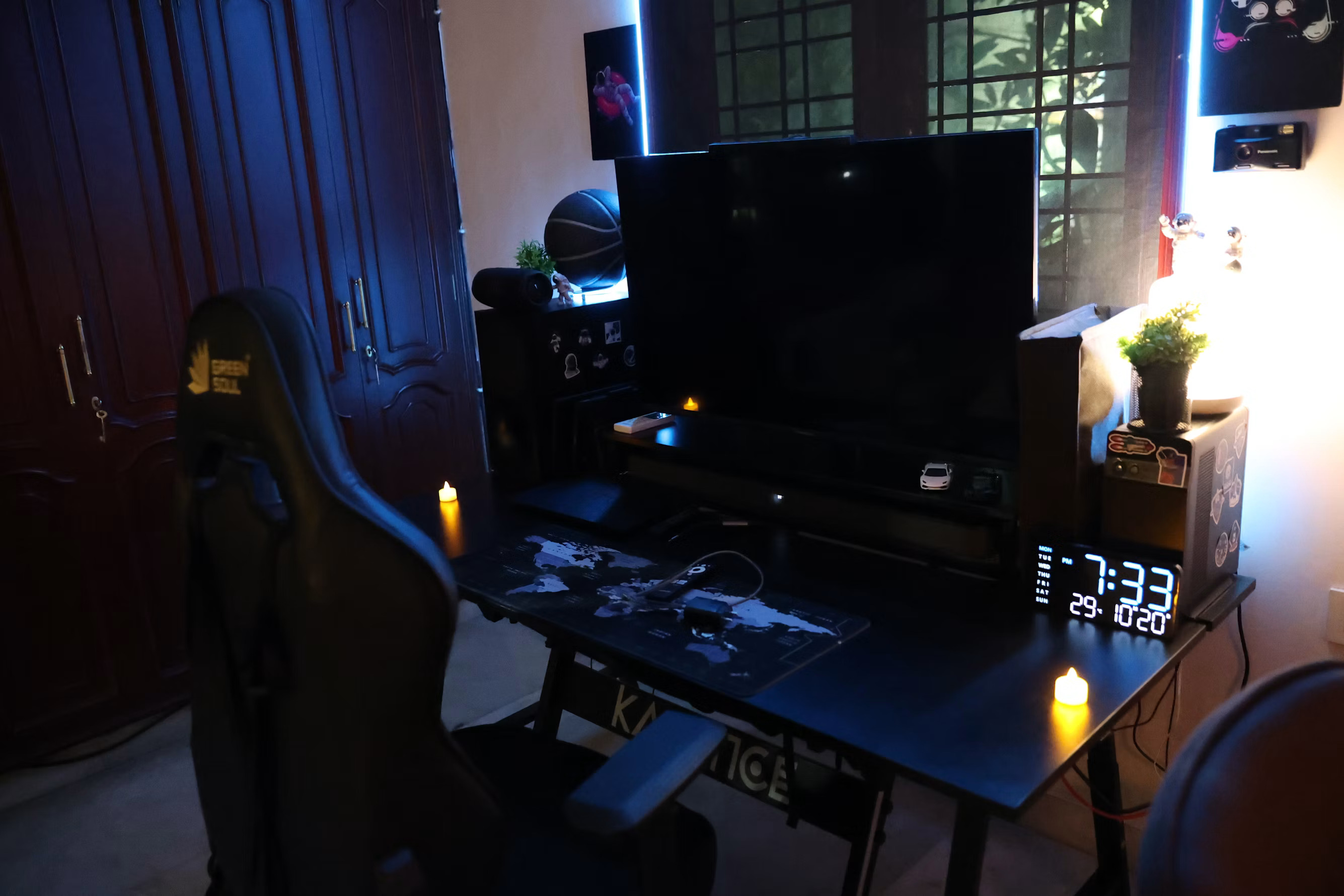 Sedia gaming e postazione PC Sedia gaming davanti a una postazione PC con monitor e illuminazione ambientale