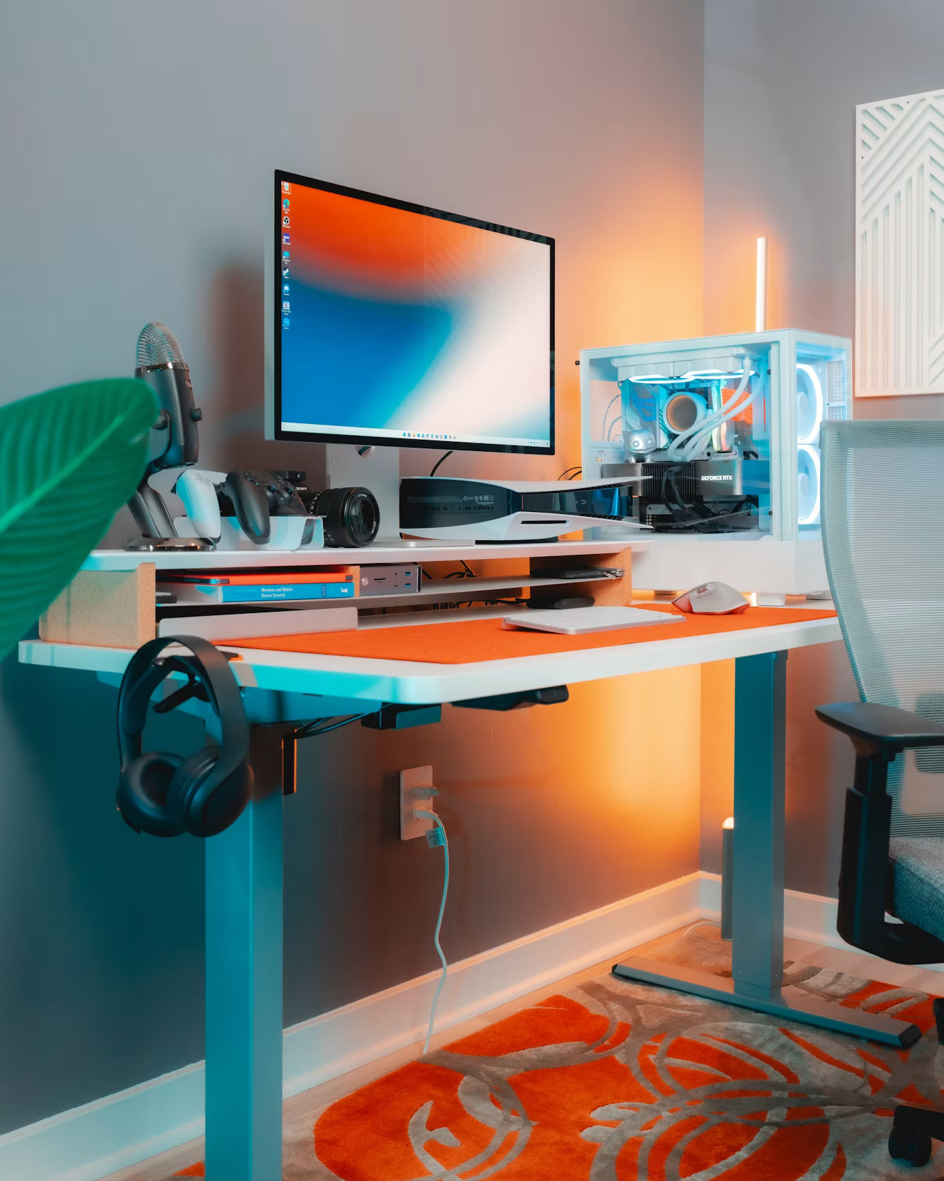 Setup gaming ordinato Scrivania gaming con monitor, tastiera, mouse e accessori ordinati