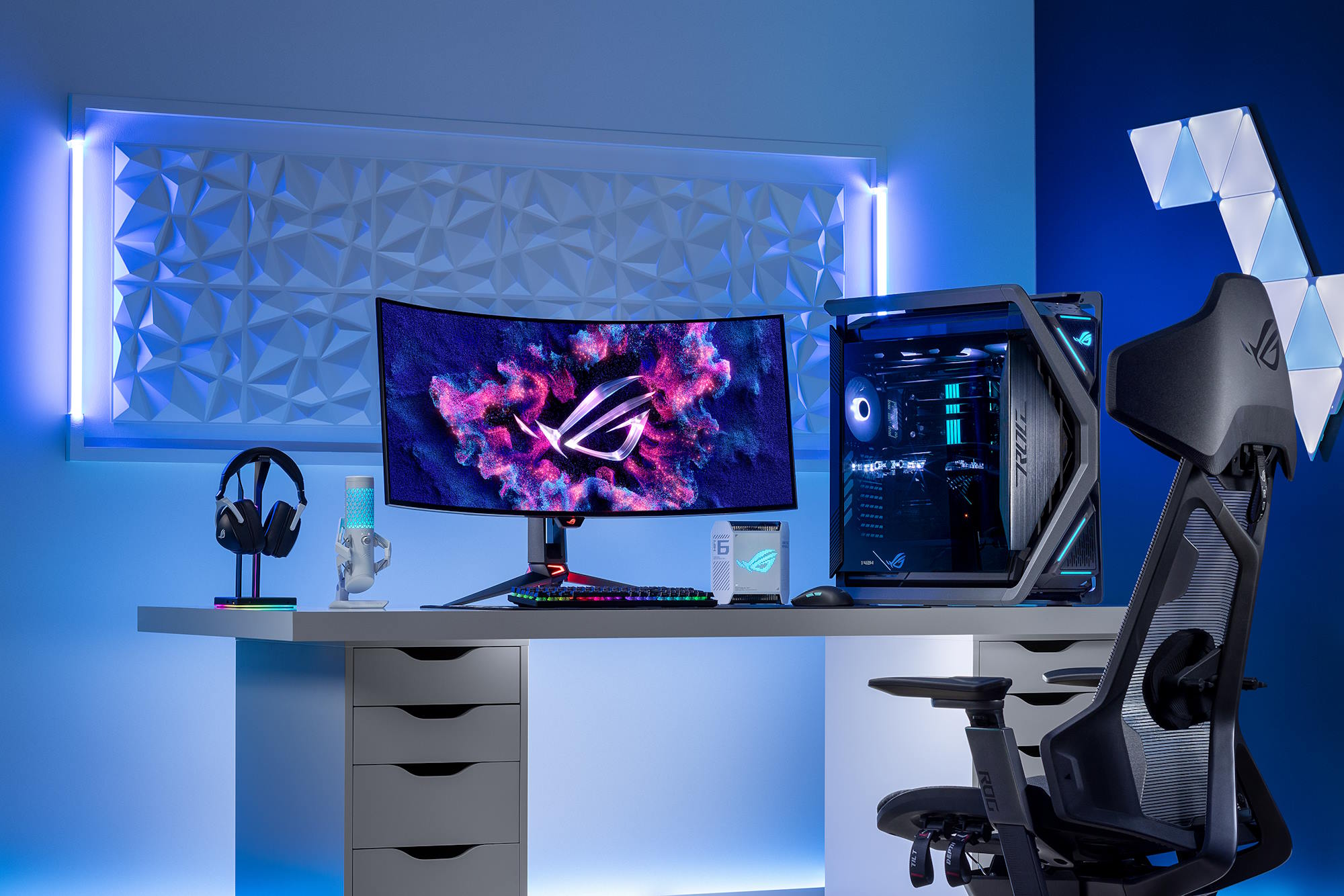 Monitor gaming OLED con illuminazione RGB Monitor gaming OLED con scena di gioco e illuminazione RGB ambientale