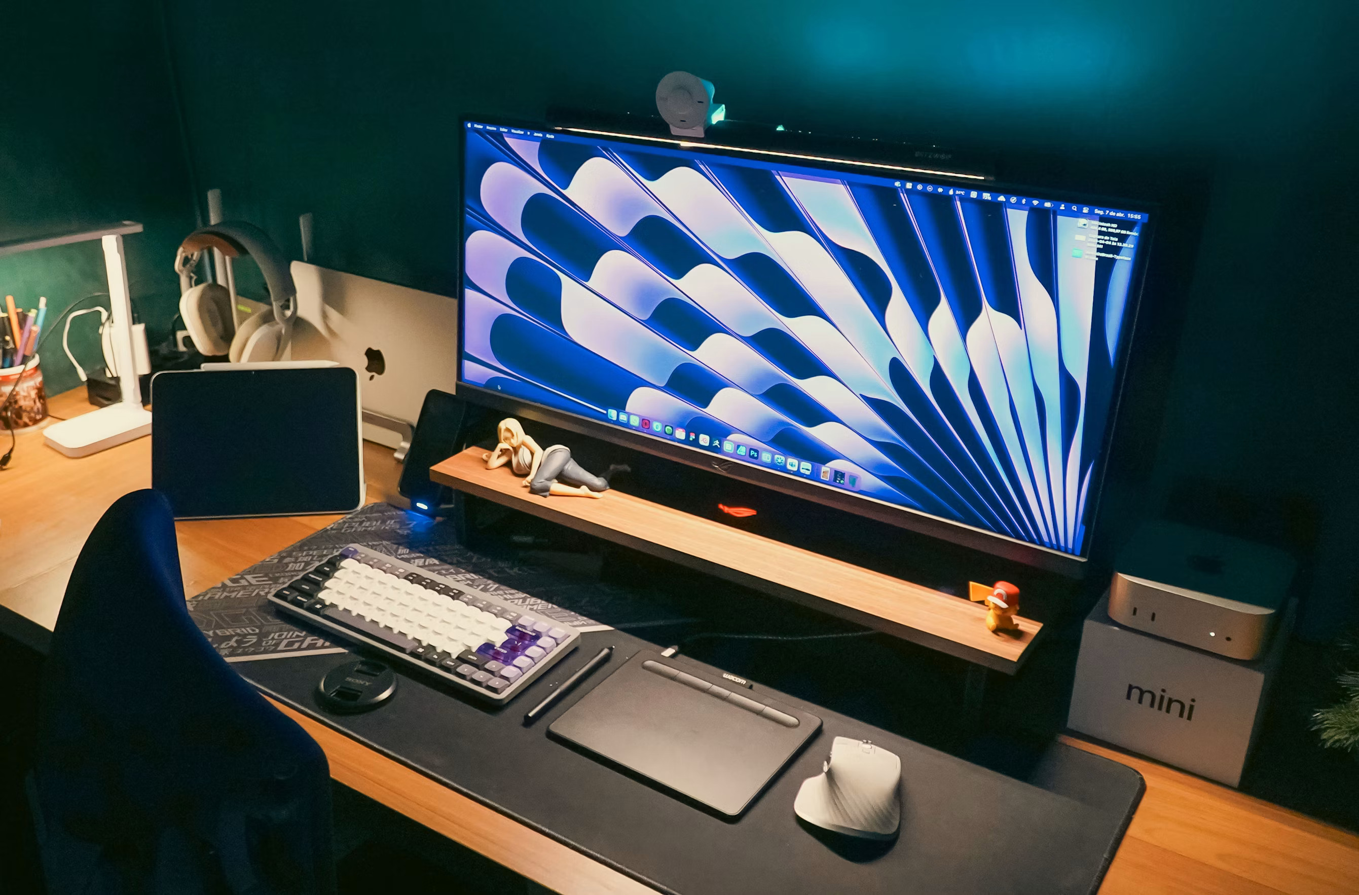 Monitor ultrawide per setup gaming Monitor ultrawide su scrivania con tastiera e accessori da gaming