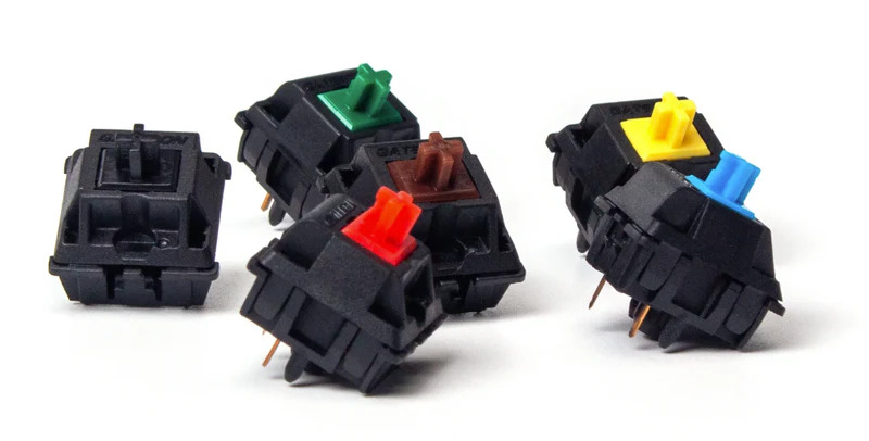 Keycap PBT e sistema hot swap di una tastiera meccanica Keycap PBT e switch rimossi da una tastiera meccanica hot swap