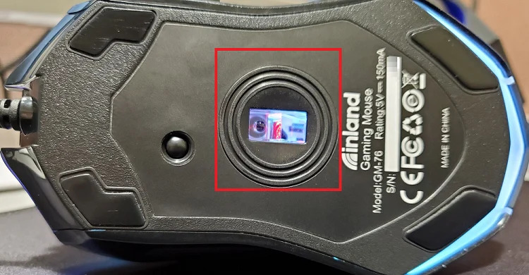 Sensore ottico di un mouse gaming Dettaglio del sensore ottico nella parte inferiore di un mouse gaming
